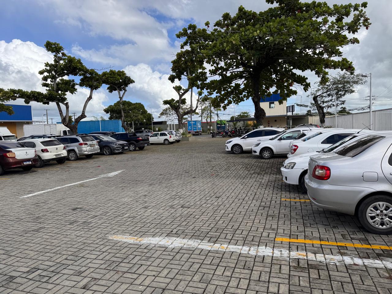 Estacionamento amplo